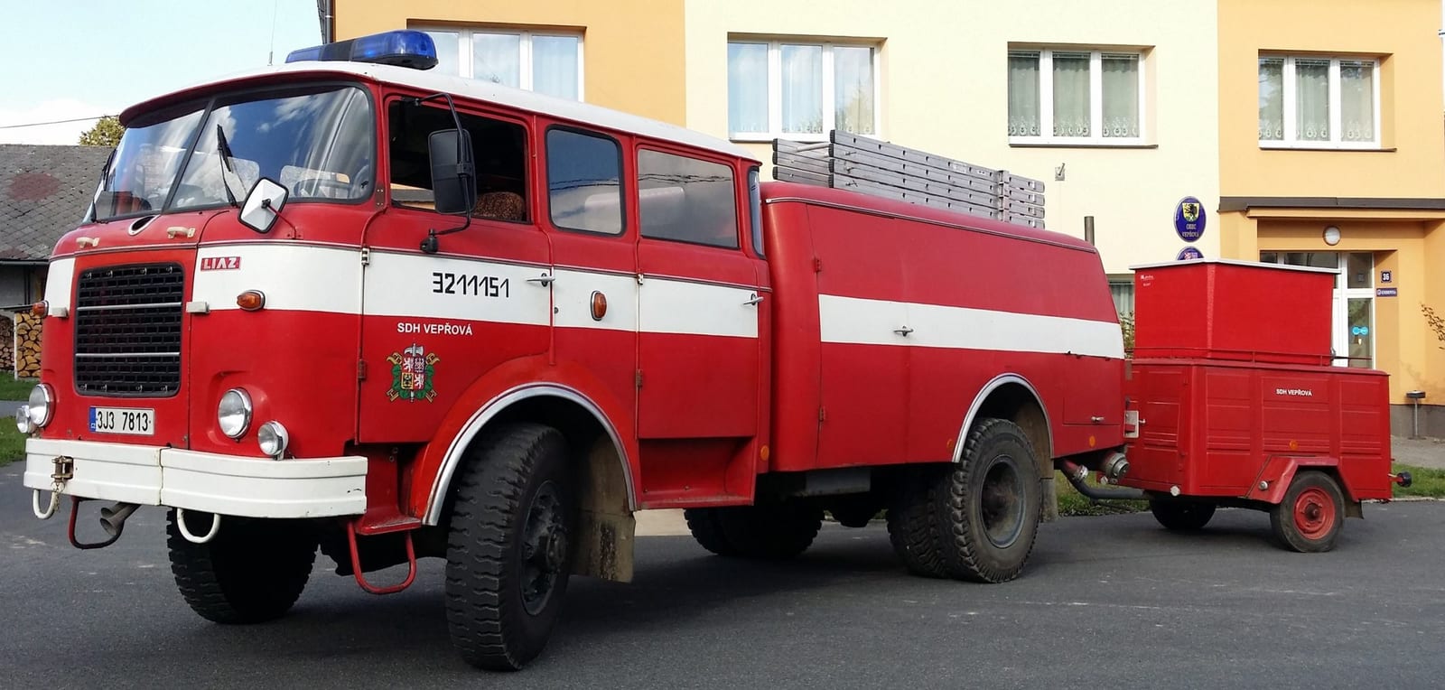 Cisternová automobilová stříkačka LIAZ sboru SDH Vepřová s přívěsem před hasičskou zbrojnicí