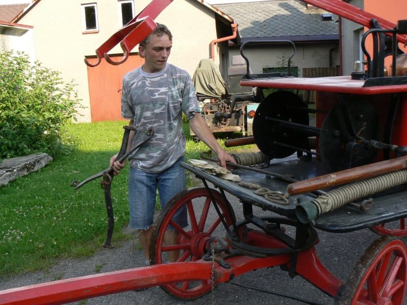 Historická čtyřkolová ruční stříkačka z roku 1898