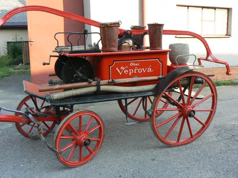 Čtyřkolová ruční stříkačka