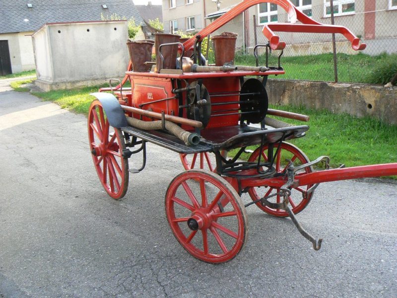 Čtyřkolová ruční stříkačka