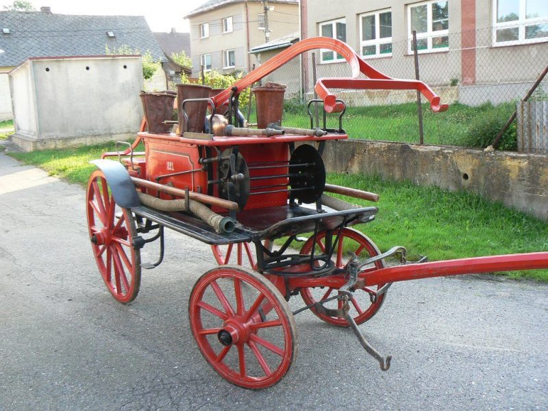 Čtyřkolová ruční stříkačka