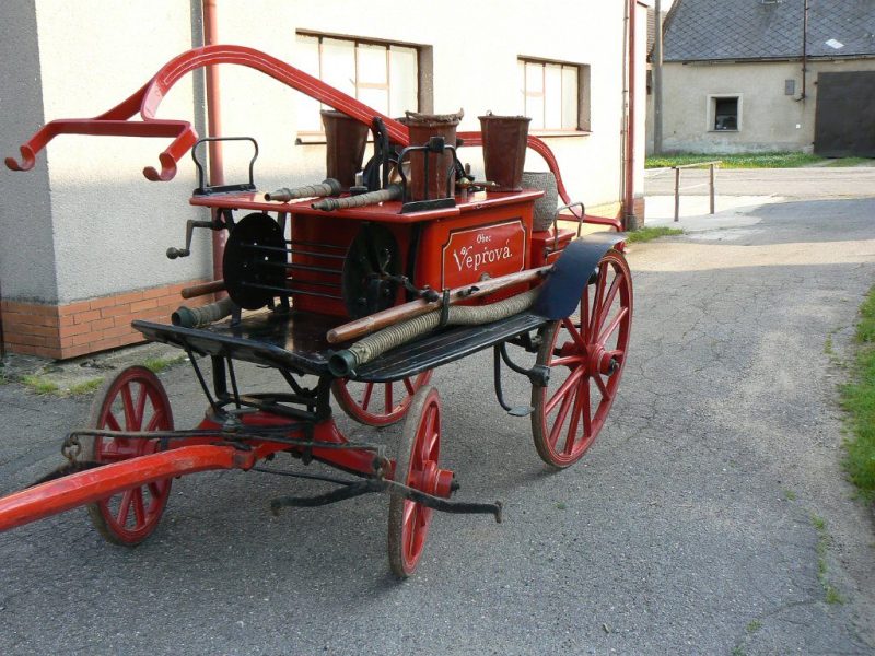 Čtyřkolová ruční stříkačka